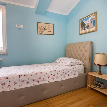 For 8 People Near The Porec