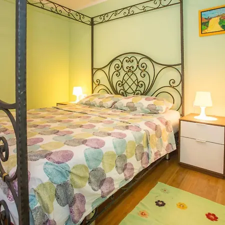 For 8 People Near The Apartment *