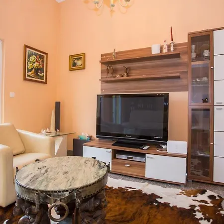 For 8 People Near The Apartment *