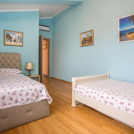 For 8 People Near The Apartment