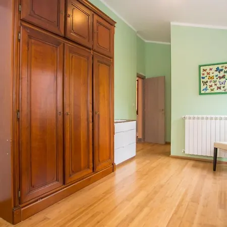 For 8 People Near The Apartment