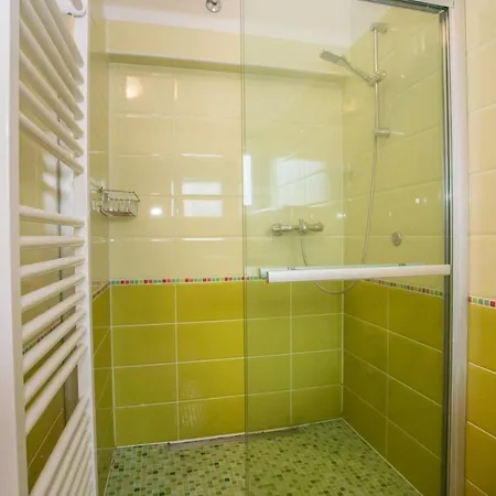 Apartment For 8 People Near The Porec