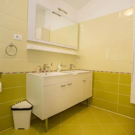 For 8 People Near The * Porec
